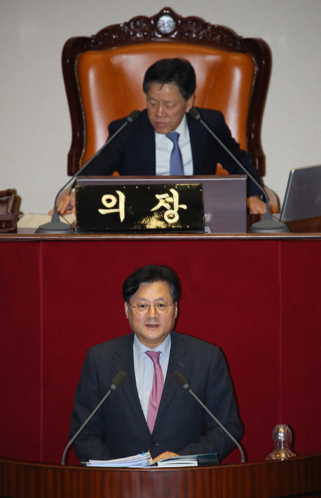 '공직선거법 개정안'에 대한 '무제한 토론'이 사흘째 이어진 25일 오전 국회 본회의장에서 더불어민주당 홍익표 의원이 무제한 토론을 시작하고 있다. [연합]