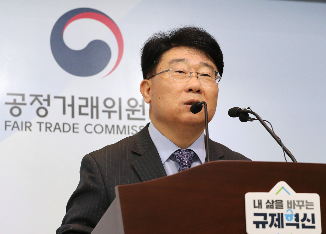 공정거래위원회 배영수 시장구조개선정책관이 지난 24일 오전 세종시 정부세종청사에서 2019년 경쟁제한적 규제 개선방안 브리핑을 하고 있다. [연합]