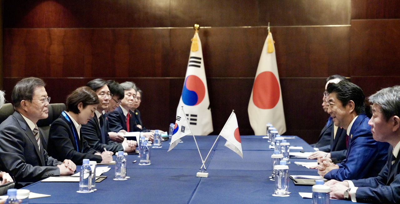 문재인 대통령과 아베 일본 총리가 24일(현지시간) 중국 쓰촨성 청두 세기성 샹그릴라호텔에서 한일 정상회담을 진행하고 있다. 연합뉴스