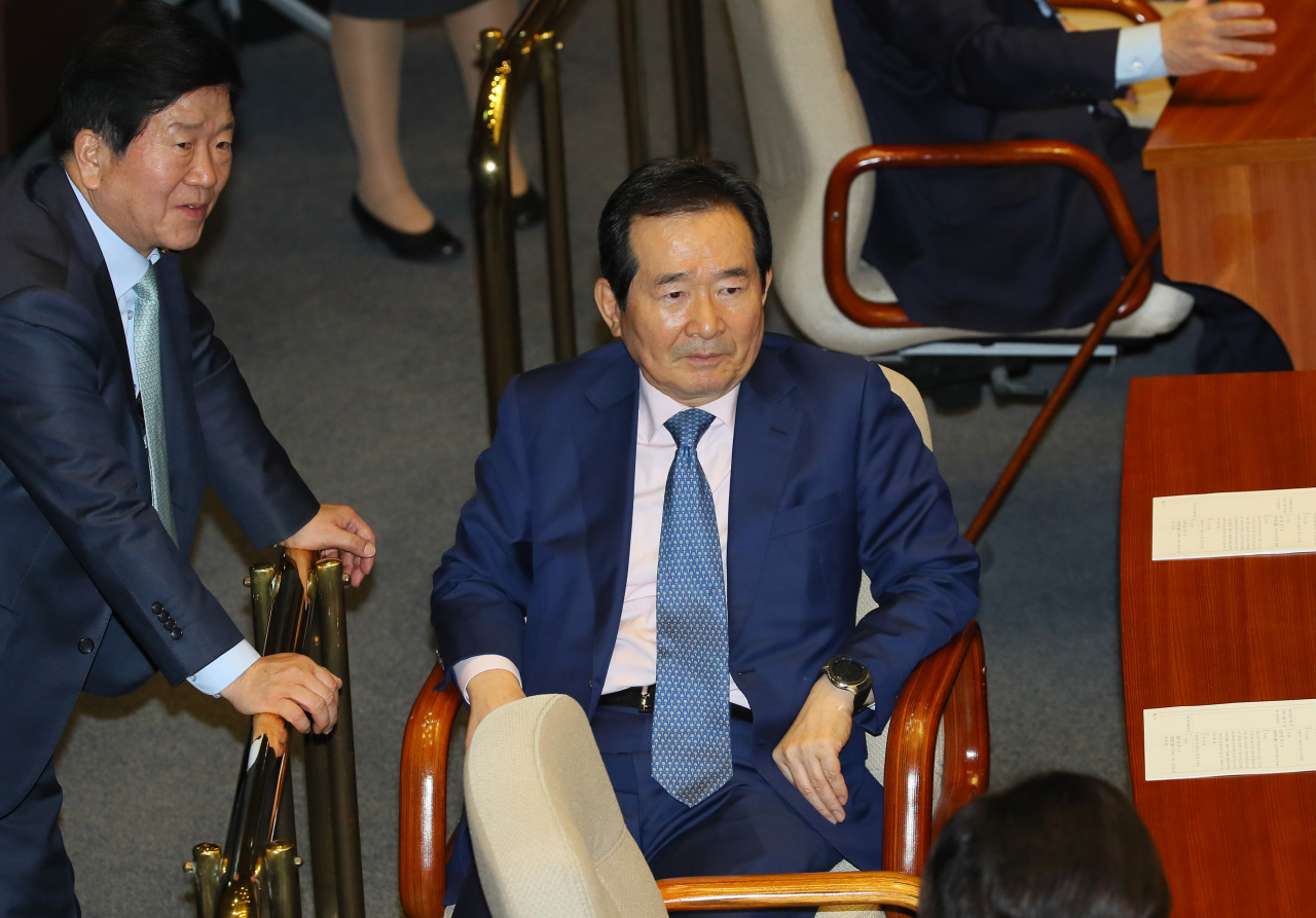 정세균 국무총리 후보자가 23일 오후 국회 본회의장에서 박병석 의원과 대화하고 있다. [연합]