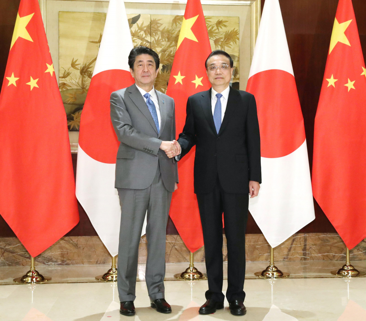 아베 신조(安倍晋三) 일본 총리와 리커창(李克强) 중국 총리가 25일 오전 중국 청두(成都)에서 회담을 갖고 시진핑(習近平) 중국국가주석의 일본 국빈 방문 등 양국 현안을 논의했다. [연합]