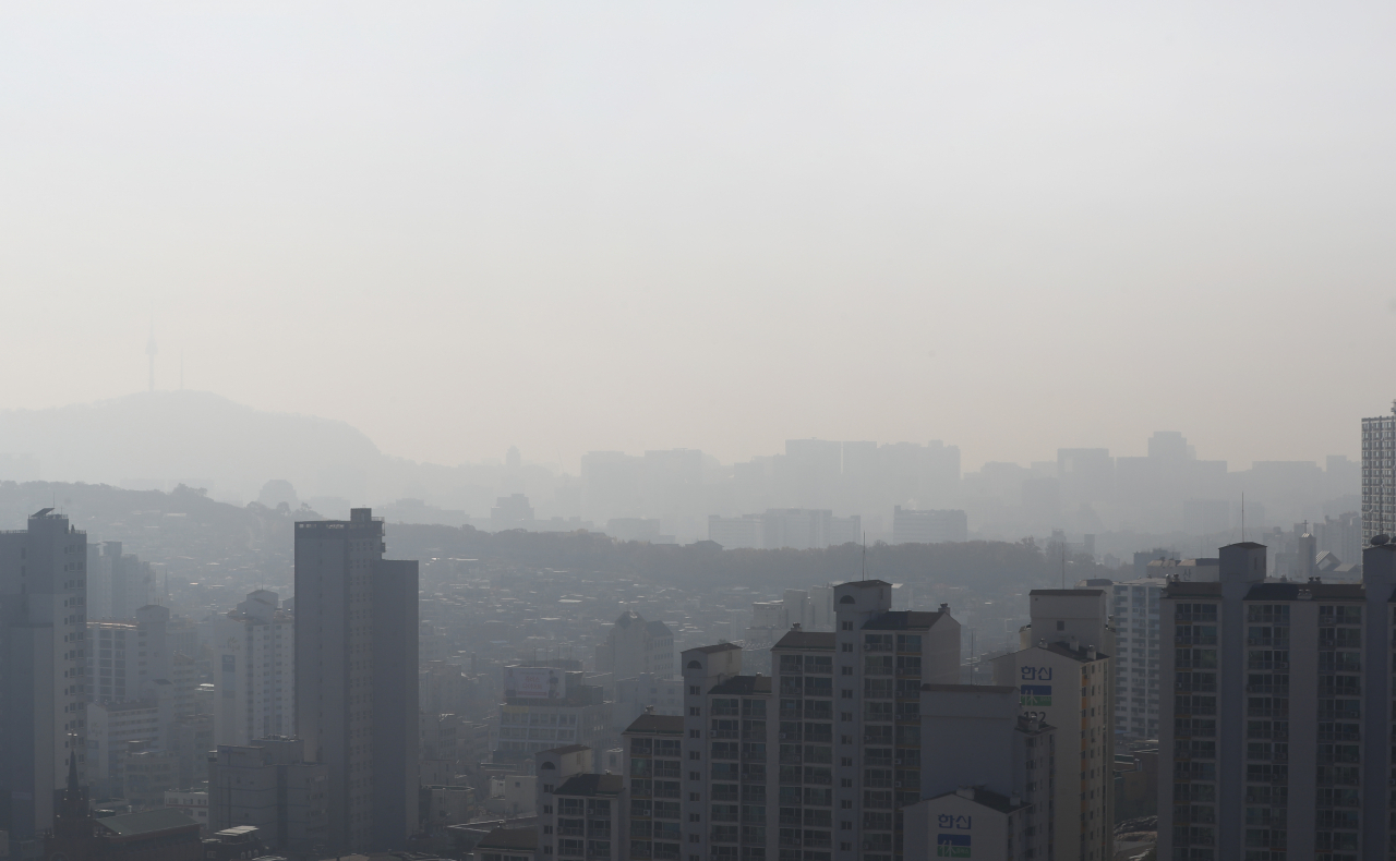 성탄절인 25일 오전 서울시내가 미세먼지 농도 '나쁨'으로 뿌옇게 보이고 있다. [연합]