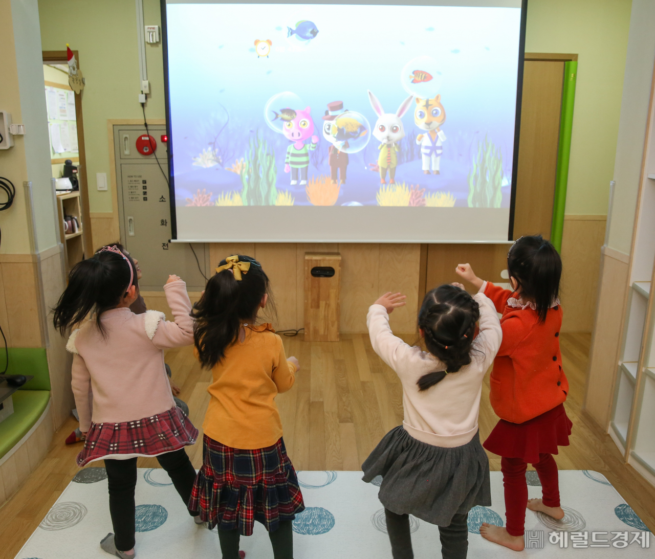 아이들이 스마트체육관을 즐기고 있는 모습. [성동구 제공]