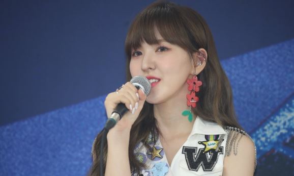 Red Velvet Wendy shown in Korea Herald coverage of her December 2019 SBS Gayo Daejeon stage rehearsal injury