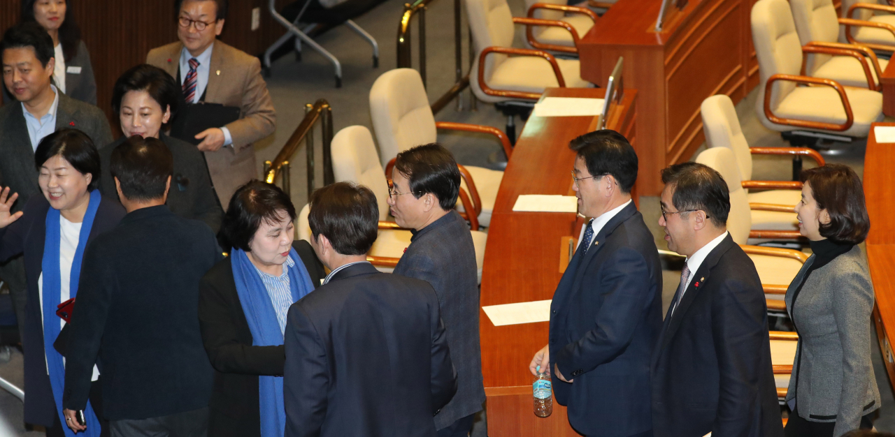 공직선거법 개정안에 대해 자유한국당이 신청한 필리버스터가 26일 0시 임시국회 회기가 끝나면서 자동으로 종료됐다. 더불어민주당 의원들이 본회의 산회 후 본회의장을 떠나고 있다. 연합뉴스