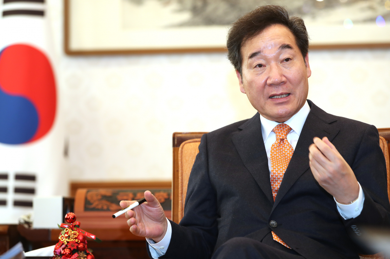 이낙연 국무총리가 서울 삼청동 총리공관 집무실에서 연합뉴스와 인터뷰를 갖고 내년 총선에서 황교안 자유한국당 대표와의 '빅매치'가 이뤄질 가능성과 관련해 "당에서 그것을 저에게 제안하면 기꺼이 수용하겠다"고 밝혔다. [연합]