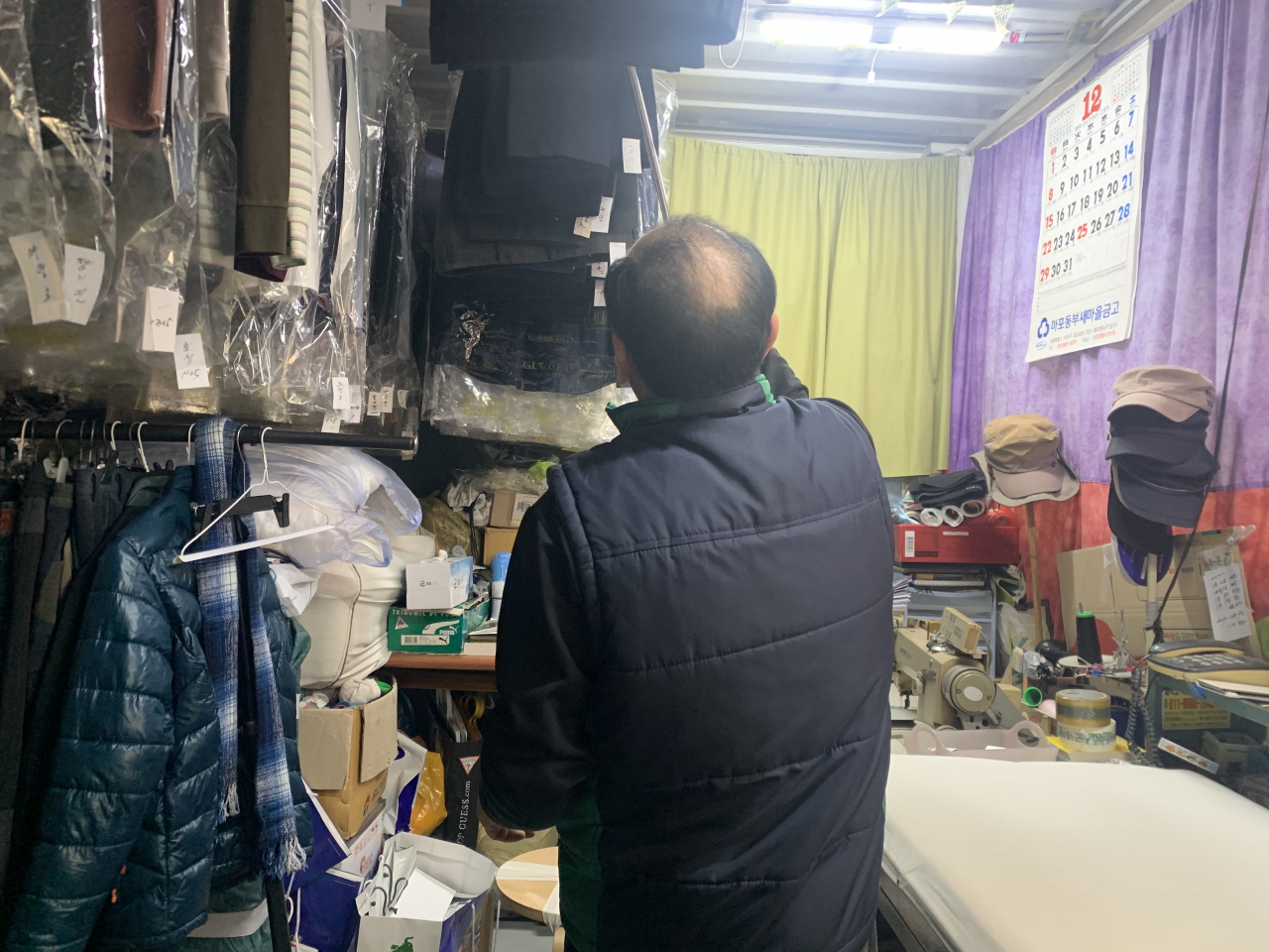 지난 24일 서울 마포구 아현동의 한 세탁소. “경력 30년”이라는 이 세탁소의 장모(66) 사장이 옷걸이에 옷을 걸고 있다. 장 사장은 “이제 세탁소의 시대는 지나갔다”며 한숨을 쉬었다. 박상현 기자/pooh@heraldcorp.com