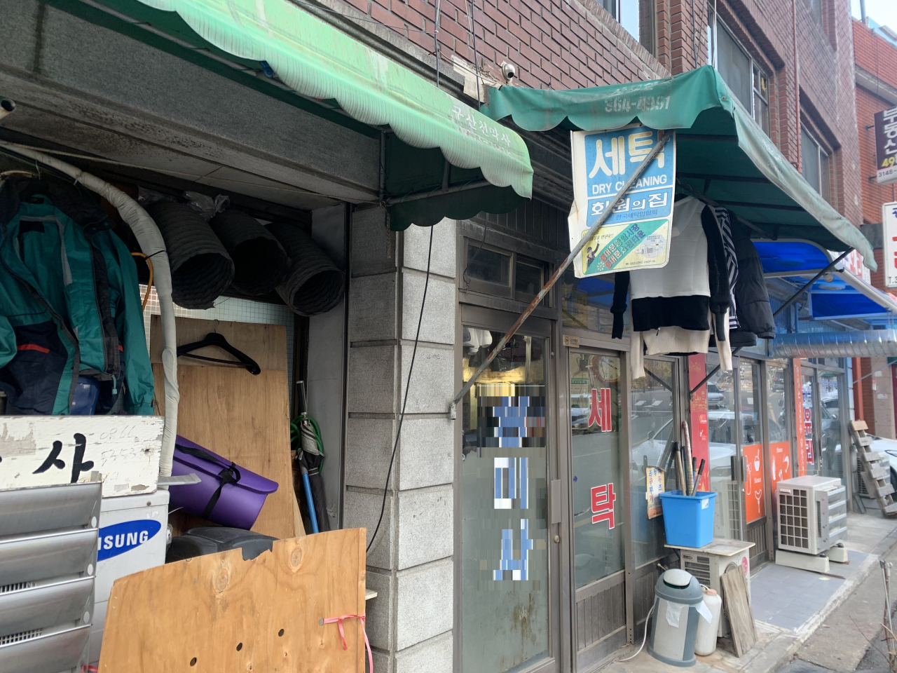 지난 24일 오후 서울 마포구 아현동의 한 세탁소. 근처에 ‘공장형 세탁업체’가 위치한 이곳의 사장 손명만(56) 씨는 “손님이 없어 앉아서 TV나 보고 있다”며 한숨을 쉬었다. 박상현 기자/pooh@heraldcorp.com
