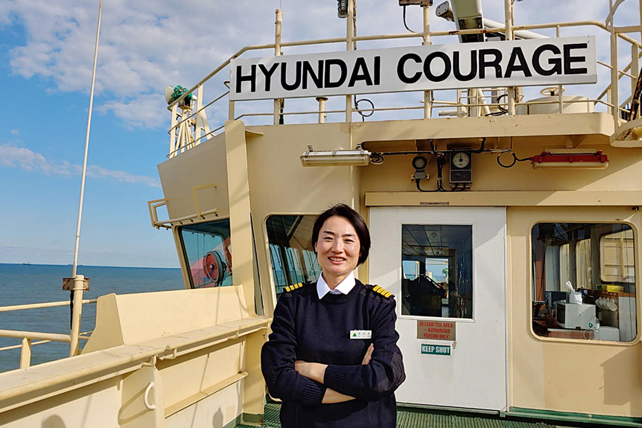 국적선사 첫 여성 선장인 전경옥 ‘현대 커리지(HYUNDAI COURAGE)’호 선장. [현대상선 제공]