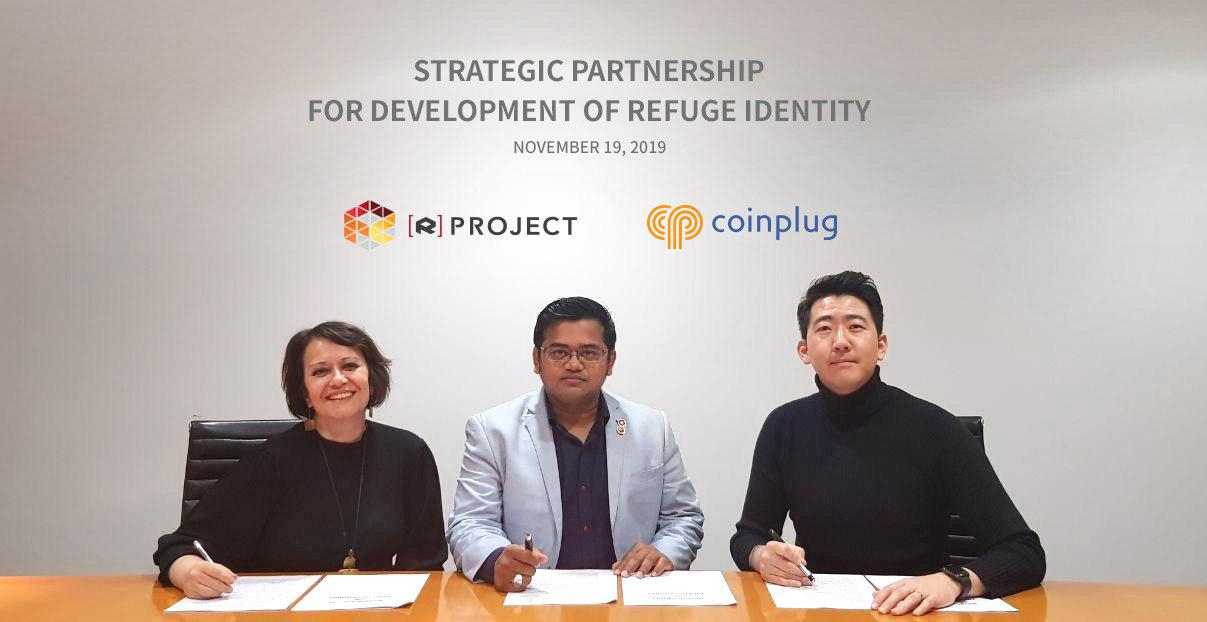 〈사진〉왼쪽부터 케이코 히라가와 방 R-Project 고문, 무하마드 누어 R-Project 대표, 박동휘 코인플러그 전략총괄이 양해각서를 체결하고 기념촬영하고 있다 [코인플러그 제공]