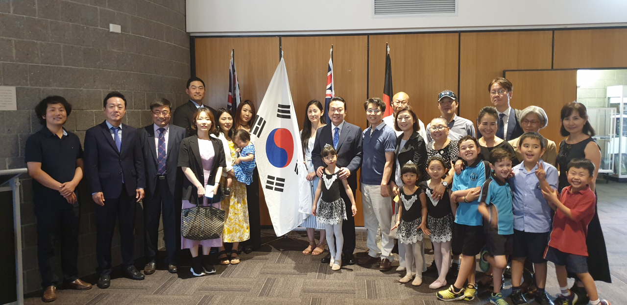 노현송 강서구청장이 호주 펜리스시 개천절 행사 참석후 교민들과 기념사진을 촬영하고 있다. [강서구 제공]