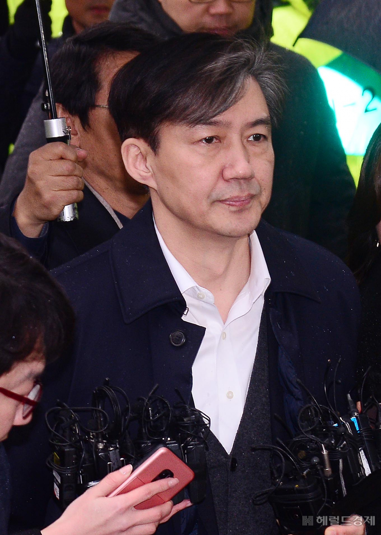 [헤럴드경제=이상섭 기자] 26일 오전 조국 전 법무부 장관이 청와대의 유재수 전 부산시 경제부시장 감찰 무마 의혹과 관련하여 구속 전 피의자 심문(영장실질심사)을 받기 위해 서울동부지법으로 들어가고 있다. 앞서 서울동부지검 형사6부(이정섭 부장검사)는 지난 16일과 18일 총 두 차례 조 전 장관을 불러 조사한 뒤 23일 직권남용 권리행사방해 혐의로 구속영장을 청구했다. 조국 전 장관의 구속 여부는 이르면 밤늦게 판가름 날 전망이다. babtong@heraldcorp.com