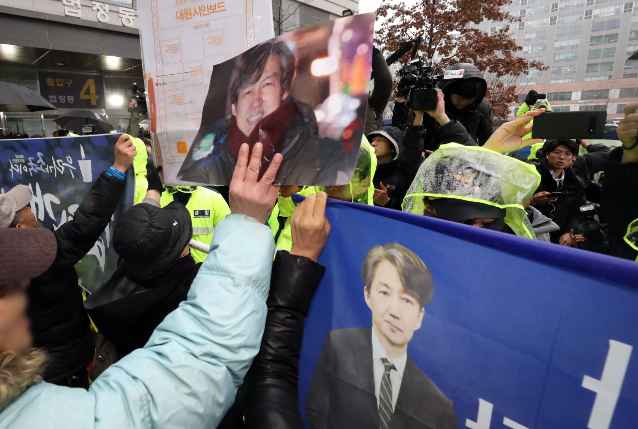유재수 전 부산시 경제부시장에 대한 청와대 감찰을 무마했다는 의혹으로 검찰 수사를 받아 온 조국 전 법무부 장관이 26일 서울 송파구 서울동부지법에서 열린 구속 전 피의자 심문(영장실질심사)에 출석하자 포토라인 주변에서 기다리던 조 전 장관의 지지자들이 구호를 외치고 있다. 연합뉴스