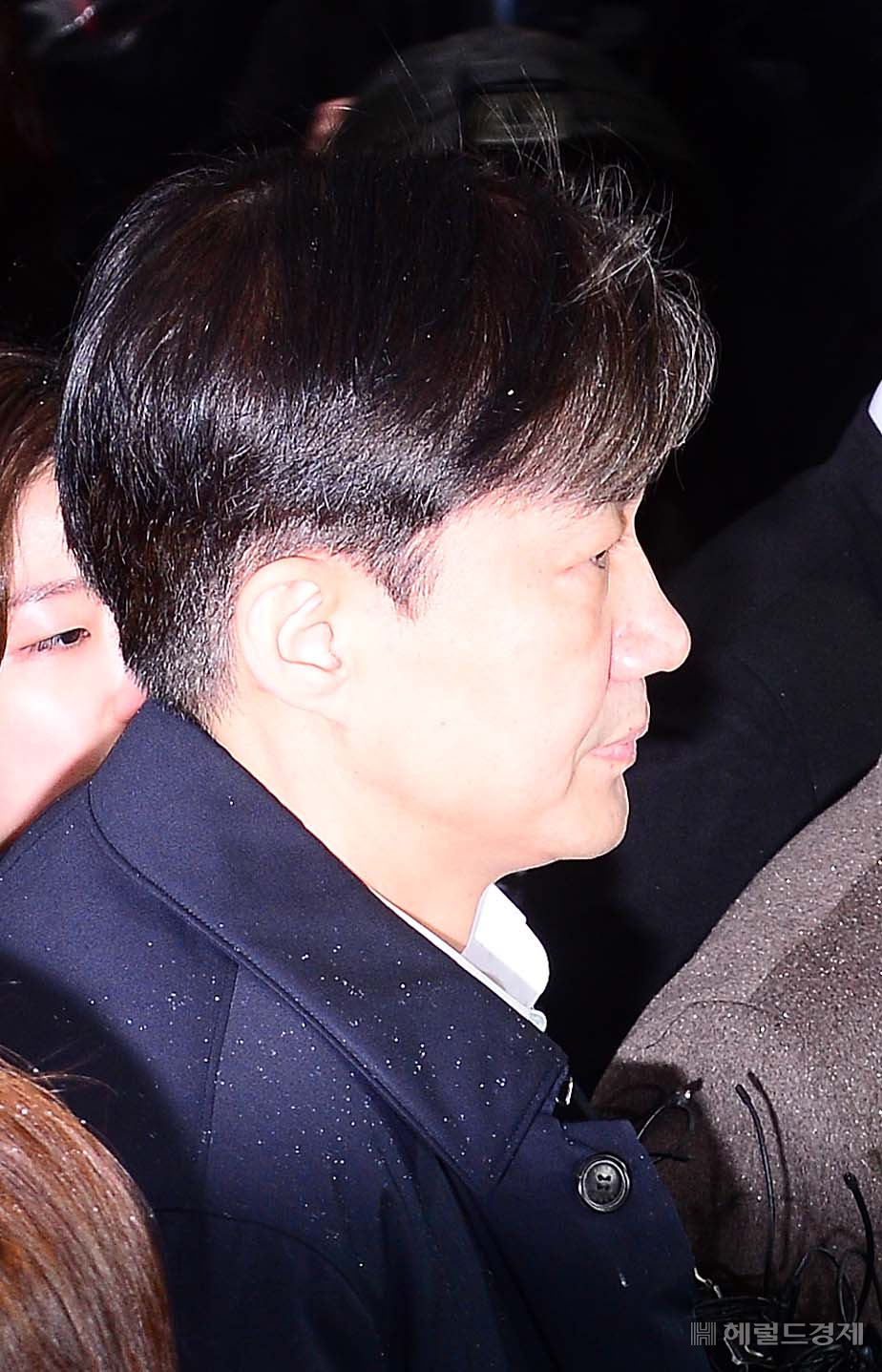 [헤럴드경제=이상섭 기자] 26일 오전 조국 전 법무부 장관이 청와대의 유재수 전 부산시 경제부시장 감찰 무마 의혹과 관련하여 구속 전 피의자 심문(영장실질심사)을 받기 위해 서울동부지법으로 들어가고 있다. 앞서 서울동부지검 형사6부(이정섭 부장검사)는 지난 16일과 18일 총 두 차례 조 전 장관을 불러 조사한 뒤 23일 직권남용 권리행사방해 혐의로 구속영장을 청구했다. 조국 전 장관의 구속 여부는 이르면 밤늦게 판가름 날 전망이다. babtong@heraldcorp.com