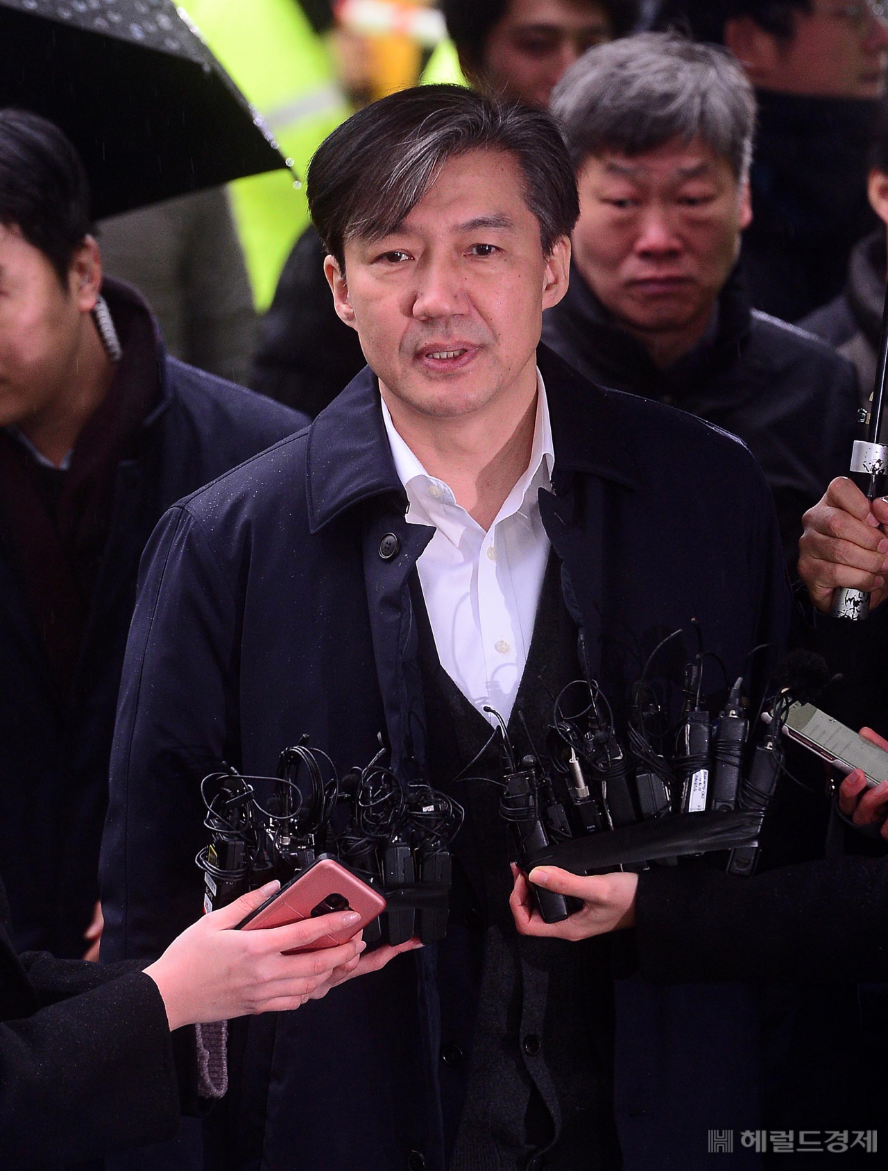 [헤럴드경제=이상섭 기자] 26일 오전 조국 전 법무부 장관이 영장심사를 받기 위해 서울동부지법으로 들어가기 전 기자들의 질문에 답변하고 있다. babtong@heraldcorp.com