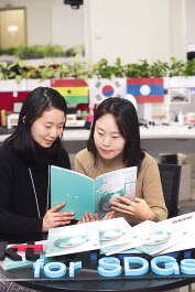 KT직원들이 ‘글로벌 감염병 확산 방지 플랫폼(GEPP) 홍보책자를 소개하고 있다. [KT 제공]