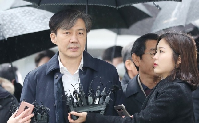 조국 전 법무부장관이 26일 영장심사를 받기 위해 서울동부지법으로 출석하는 도중 취재진에 소감을 밝히고 있다. [연합]