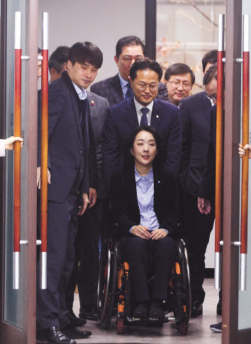 더불어민주당의 내년 총선 첫 영입인재인 최혜영 장애인식개선교육센터 이사장이 26일 기자회견장을 위해 여의도 당사에 들어서고 있다. 박해묵 기자/mook@