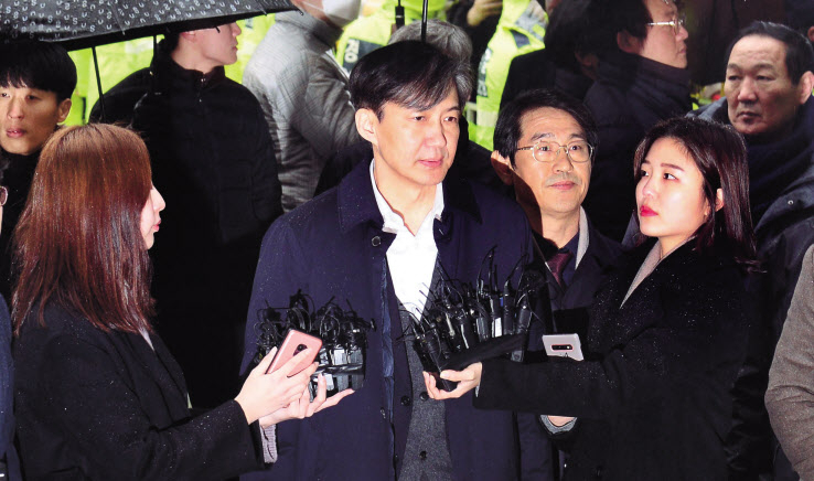 유재수 전 부산시 경제부시장에 대한 청와대 감찰을 무마했다는 의혹으로 검찰 수사를 받아 온 조국 전 법무부 장관이 26일 서울 송파구 서울동부지법에서 열린 영장실질심사에 출석해 입장을 밝히고 있다. 조 전 장관의 구속 여부는 이날 밤 늦게 결정날 전망이다. 이상섭 기자/babtong@
