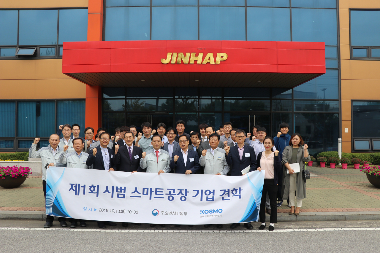 (주)진합 이원준 대표(앞줄 왼쪽에서 5번째)가 지난 10월 스마트공장 시범사업장 견학을 위해 방문한 기업인과 정부 관계자들과 함께 기념촬영을 하고 있다. 진합은 지난 2018년에는 중소벤처기업부의 스마트 공장 구축지원 사업을 통해 MES시스템 도입으로 또 한번 도약의 기회를 다질 수 있었다.