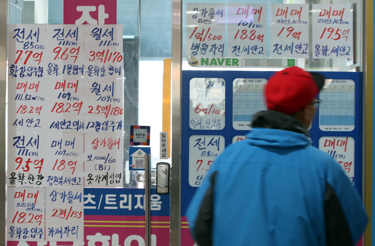 정부의 12·16 주택시장 안정화 대책이 발표된 지 일주일을 맞은 가운데 이번 대책의 직격탄을 맞은 강남권 아파트 시장은 일단 거래가 중단된 가운데 관망세를 보이고 있다. 사진은 22일 서울 송파구의 한 부동산 중개업소에 시세 안내문이 붙어 있다. [연합뉴스]