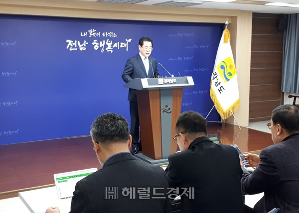 김영록 전남지사가 26일 도청에서 송년 기자회견을 열고 있다. 박대성기자/parkds@heraldcorp.com