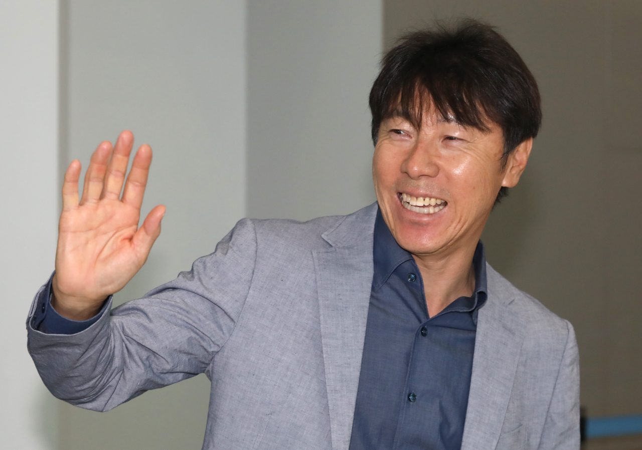 신태용 전 축구 대표팀 감독이 인도네시아 축구 대표팀 감독 계약을 위해 26일 오전 영종도 인천국제공항을 통해 인도네시아로 출국하고 있다. [연합]