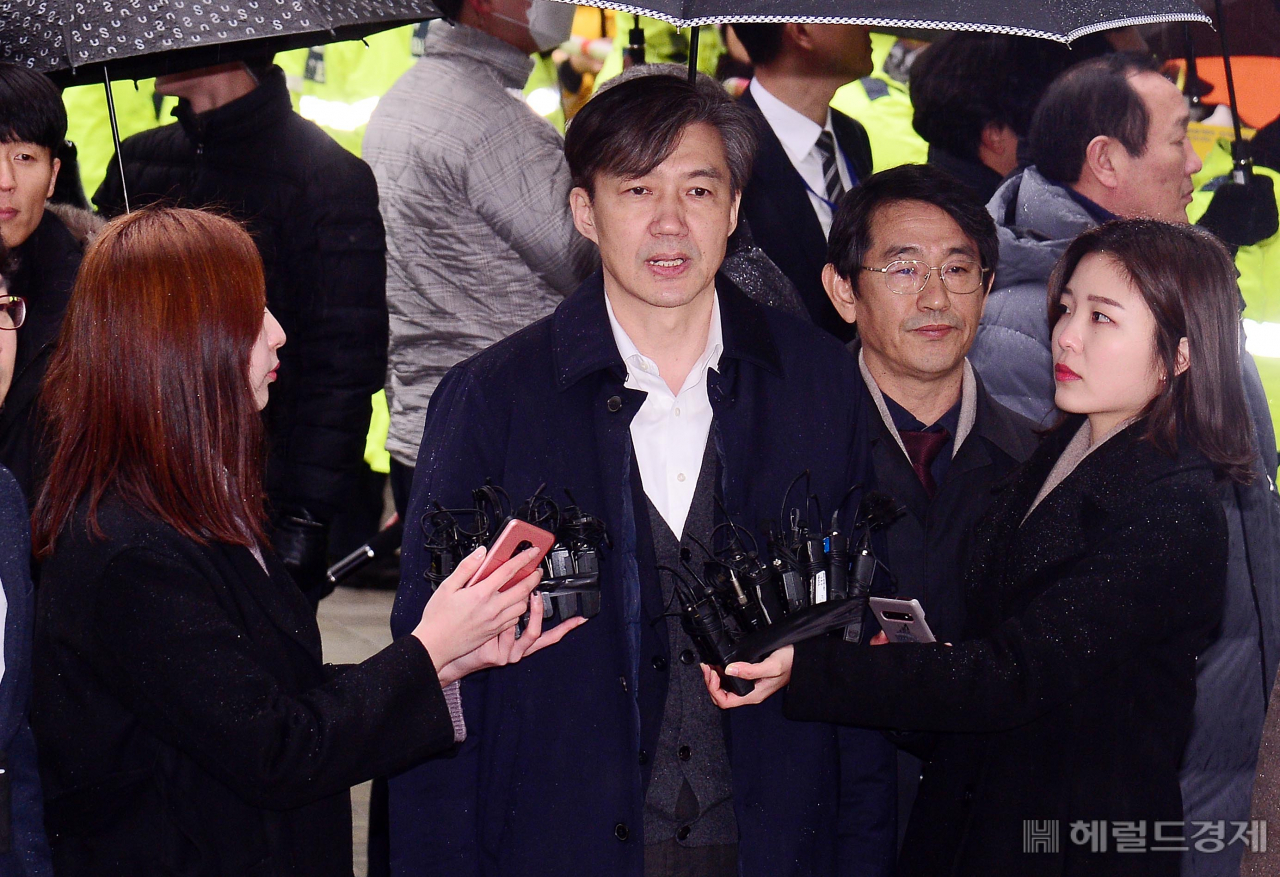 조국 전 법무장관이 26일 오전 구속 전 피의자 심문(영장실질심사)을 받기 위해 서울동부지법에 출석하면서 기자들의 질문에 답하고 있다. 이상섭 기자/babtong@heraldcorp.com