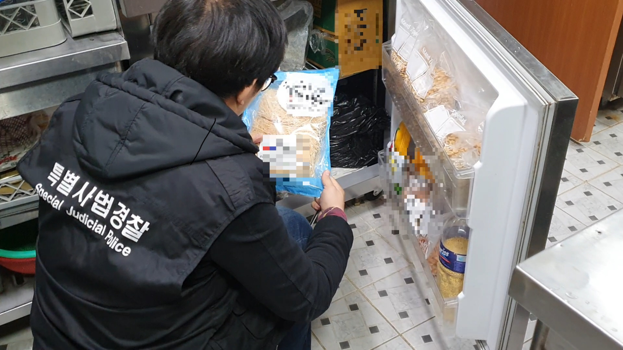 경기도 특사경은 사회복지시설 급식을 점검하고 있다. [경기도 제공]