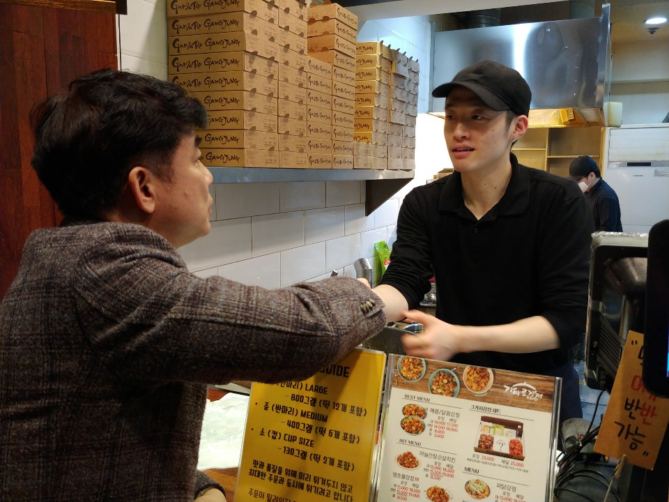김병욱 의원이 가마정강정 수내점 업주를 격려했다.