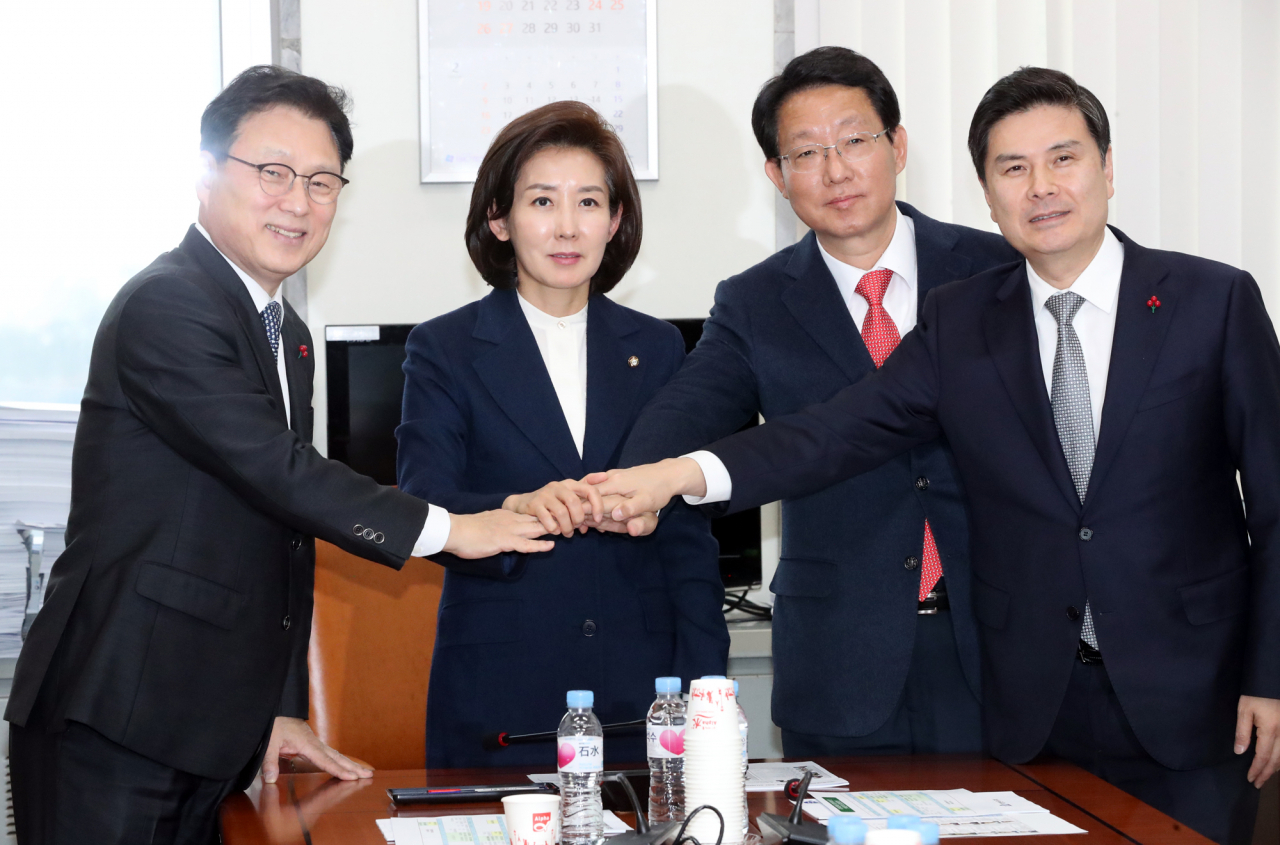 26일 오후 서울 여의도 국회에서 열린 정세균 국무총리 후보자 인사청문특별위원회 여야 간사협의에서 나경원 위원장(자유한국당)이 간사들과 기념촬영을 하고 있다. 왼쪽부터 더불어민주당 박광온 의원, 나 위원장, 자유한국당 김상훈 의원, 바른미래당 지상욱 의원. 연합뉴스