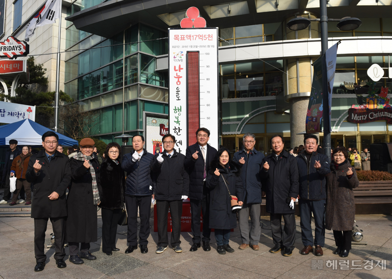 오승록 서울 노원구청장을 비롯 관계자들이 지난 26일 사랑의 온도탑을 제막하고 사랑의 표시로 손가락 하트를 만들며 기념 촬영을 하고 있다.[노원구]