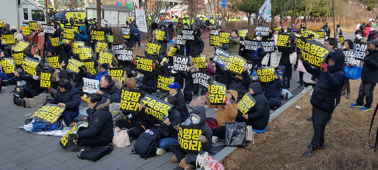 지난 26일 서울동부지법 앞에서 열린 '함께 조국수호 검찰개혁'의 집회 모습. 이슬기 기자/yesyep@heraldcorp.com