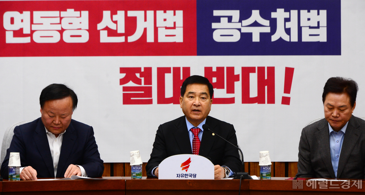 [헤럴드경제=박해묵 기자] 심재철 자유한국당 원내대표가 27일 오전 서울 여의도 국회에서 열린 원내대책회의에서 모두발언을 하고 있다. 오늘 오후에 열릴 예정인 본회의에서는 선거법 개정안이 처리될 가능성이 높다.