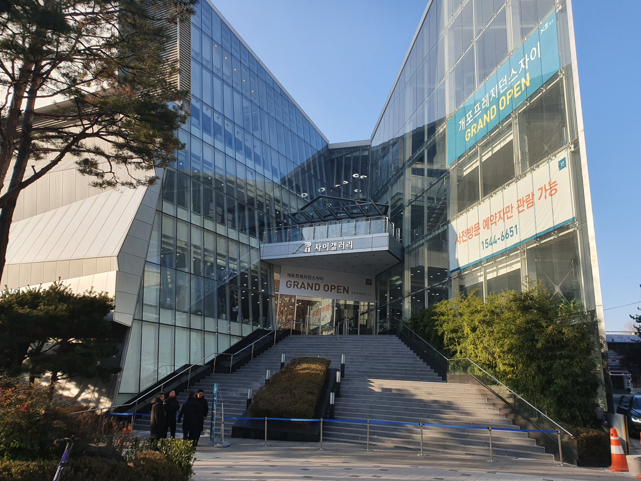 27일 문을 연 서울 강남구 대치동 ‘개포 프레지던스 자이’(개포주공아파트 4단지 재건축) 견본주택 외관 모습. 이 곳은 100% 사전방문 예약제를 통해 방문객을 받는다. [사진=민상식 기자]