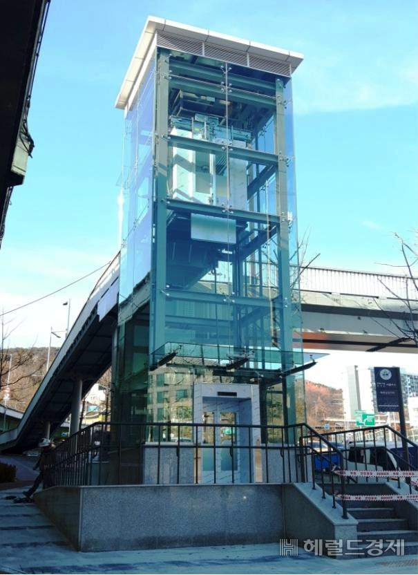 왕복 10차선 도로를 횡단하는 용산구에서 가장 긴 보도육교인 북한남삼거리 육교에 20인승 승강기가 생겼다. [용산구 제공]