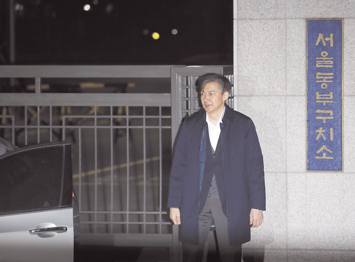 ‘유재수 전 부산시 경제부시장 감찰 무마 의혹’과 관련해 직권남용 권리행사 방해 혐의를 받는 조국 전 법무부 장관이 27일 오전 구속영장이 기각되자 서울 송파구 서울동부구치소를 나서 차로 향하고 있다. [연합]