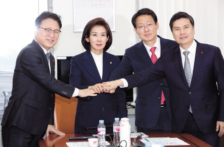 26일 오후 서울 여의도 국회에서 열린 정세균 국무총리 후보자 인사청문특별위원회 여야 간사협의에서 나경원 위원장(자유한국당)이 간사들과 기념촬영을 하고 있다. 왼쪽부터 더불어민주당 박광온 의원, 나 위원장, 자유한국당 김상훈 의원, 바른미래당 지상욱 의원. [연합]