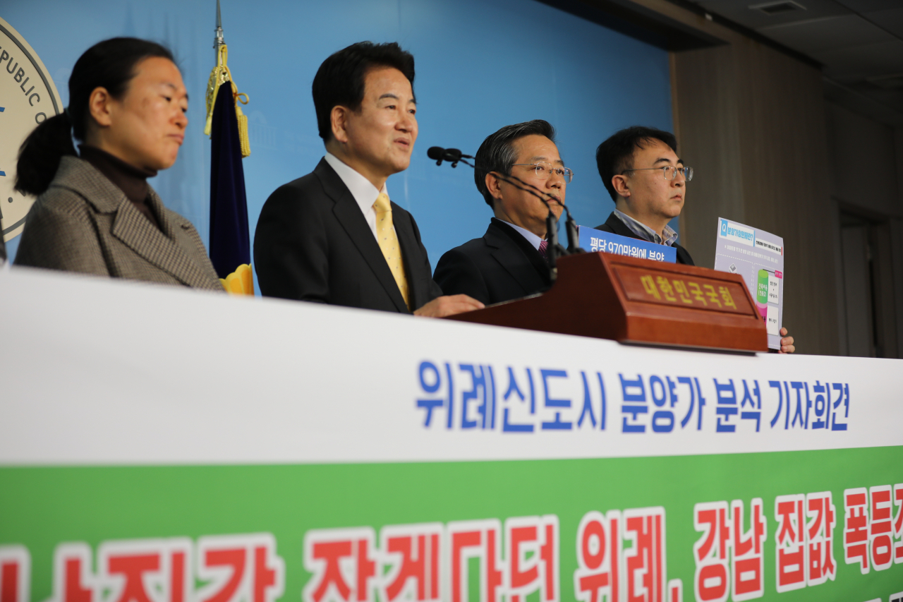 26일 위례 호반써밋 송파 분양가 분석발표 기자회견에서 정동영 의원이 발언하고 있다. [경실련]