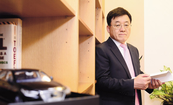 취임 1년을 맞은 정만기 한국자동차산업협회 회장이 내년 생산 효율화와 규제 개선에 팔을 걷는다. 전동화라는 거대한 변화의 파고 속에서 국내 완성차 업계의 경쟁력을 키우기 위해서다. 이상섭 기자/babtong@