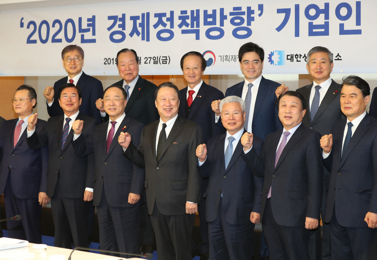 27일 오전 서울 중구 상공회의소에서 열린 2020년 경제정책방향 기업인 간담회에서 홍남기 경제부총리 겸 기획재정부 장관(앞줄 왼쪽 세 번째) 등 참석자들이 기념촬영을 하고 있다. [연합뉴스]