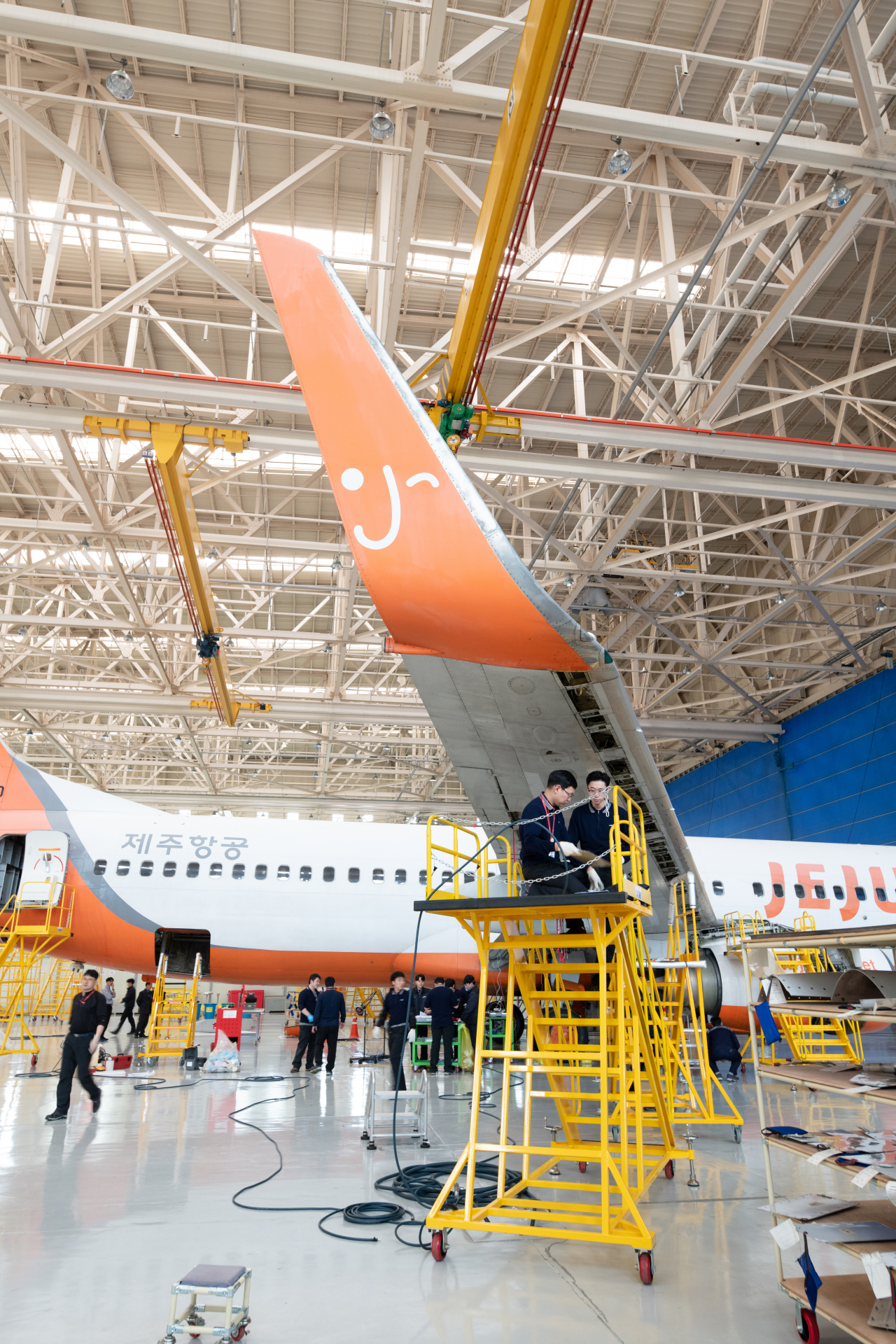경남 사천 KAEMS 사업장에서 제주항공 B737을 정비하고 있다. [KAI 제공]