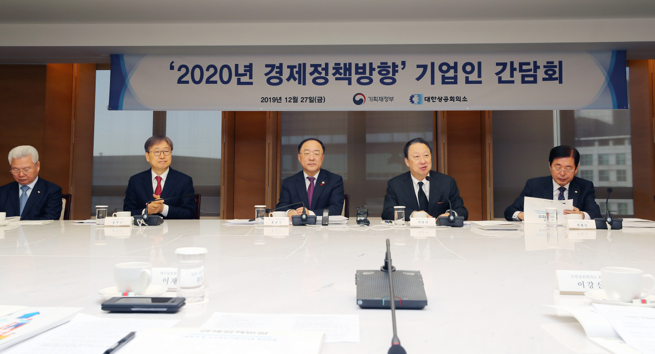 박용만(오른쪽 두번째) 대한상의 회장이 27일 오전 서울 중구 대한상공회의소에서 열린 ‘2020년 경제정책방향 기업인 간담회’에서 발언하고 있다. [연합]