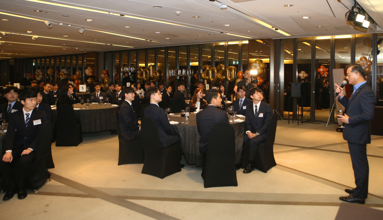 26일 신입사원 환영식에서 발언하는 여승주 한화생명 사장.