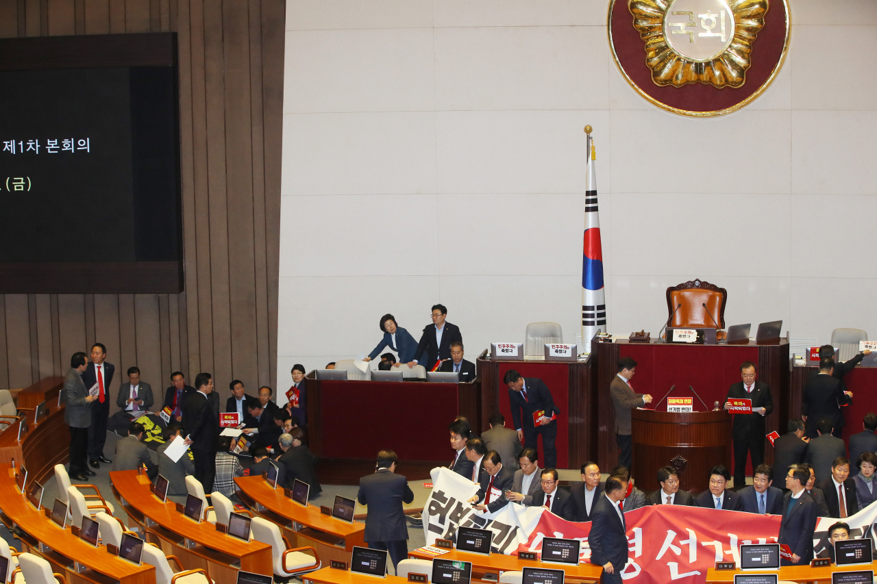 '공직선거법 개정안' 본회의 투표를 앞두고 27일 국회 본회의장에서 자유한국당 의원들이 플래카드를 펼치며 국회 의장석 통로와 주변을 막고 있다. 연합뉴스