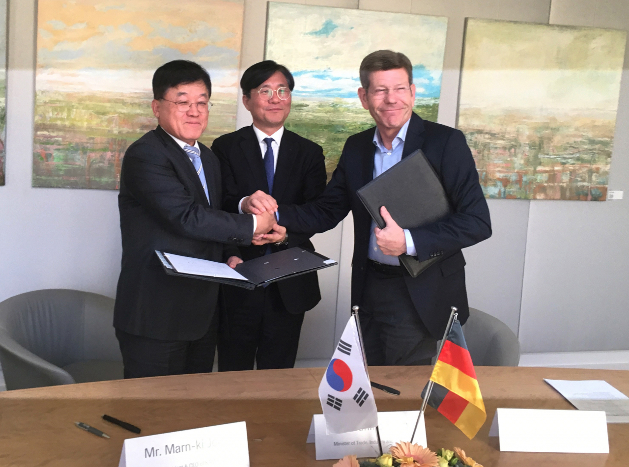 정만기(왼쪽) KAMA 회장이 지난 10일 베를린 독일자동차산업협회(VDA) 사무소를 방문해 버나드 매츠(오른쪽) VDA 회장과 양국 자동차 업계 간 협력 강화를 위한 협력의향서(LOI)를 체결했다. [KAMA 제공]