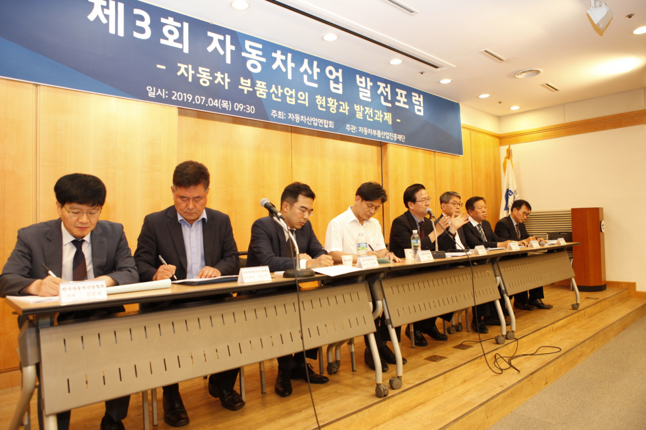 정만기 회장이 취임한 1년, 한국자동차산업협회는 자동차 산업 발전포럼을 꾸준히 진행해 오고 있다. 사진은 지난 7월 열린 제3회 발전포럼 지정토론 모습. [KAMA 제공]