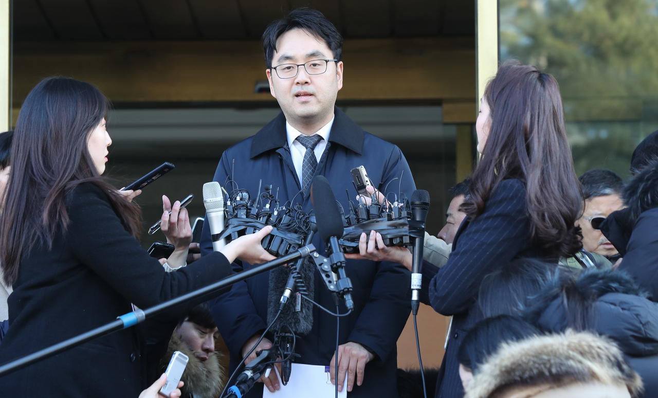 일본군 '위안부' 피해자 측 변호인인 이동준 변호사가 27일 오후 서울 종로구 헌법재판소 앞에서 헌재의 2015년 한일 위안부 문제에 관한 합의는 헌법소원 심판 대상이 아니라는 심판 결과에 대해 기자회견을 하고 있다. 헌재는 이날 강일출 할머니 등 위안부 피해 할머니 29명과 유족 12명이 한국 정부의 위안부 합의 발표가 위헌임을 확인해 달라며 낸 헌법소원 사건을 각하 결정했다. [연합]