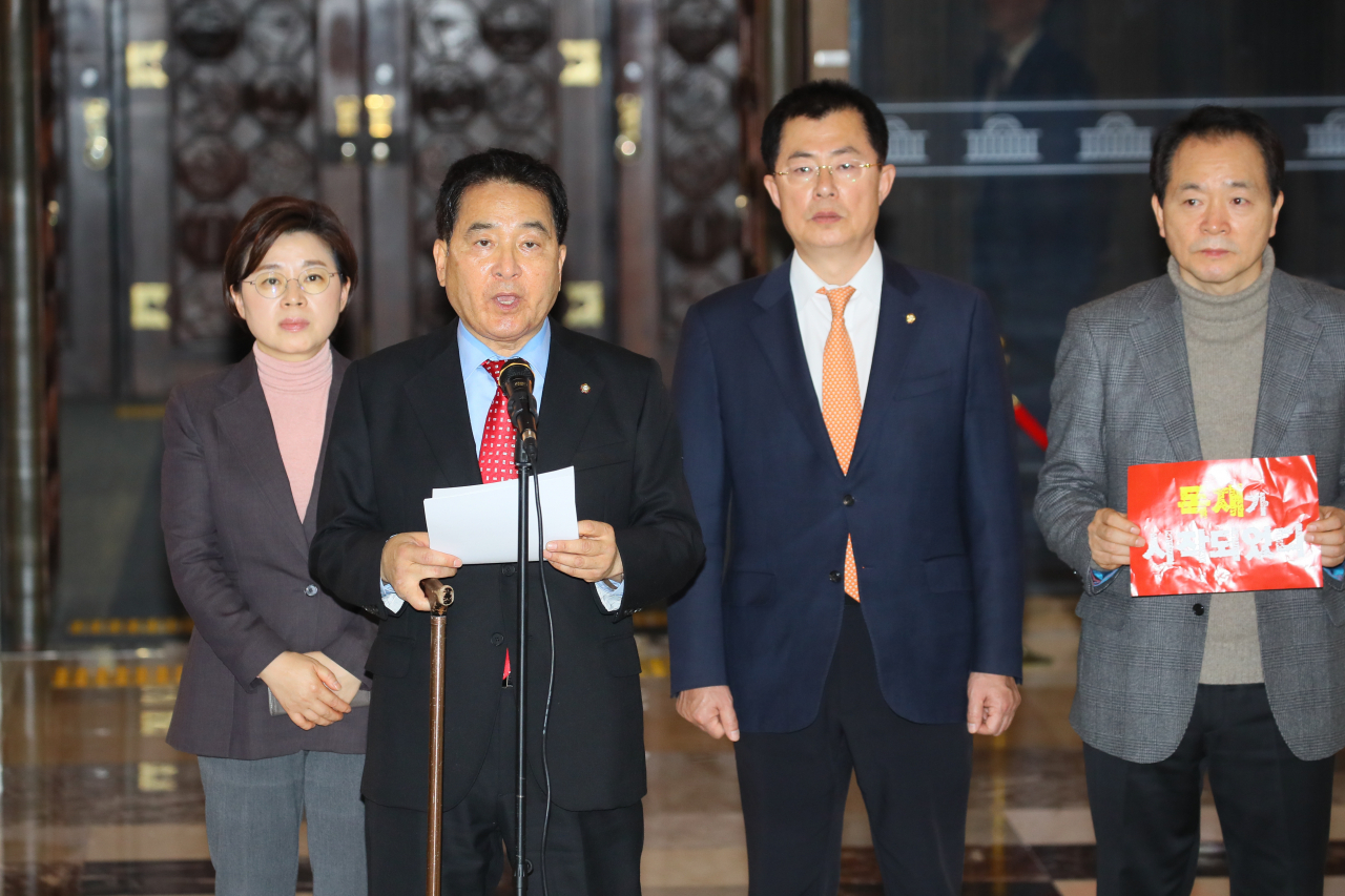 자유한국당 심재철 원내대표가 27일 국회 본회의장 앞 로텐더홀에서 선거법 개정안 처리 관련 입장문을 발표하고 있다. 연합뉴스