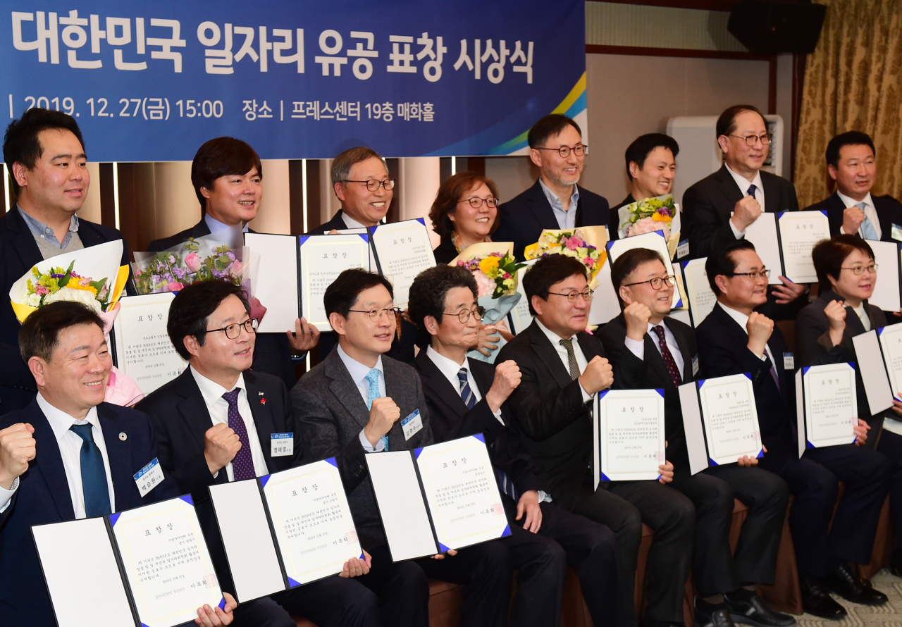 앞줄 왼쪽에서 두번째 염태영 수원시장.
